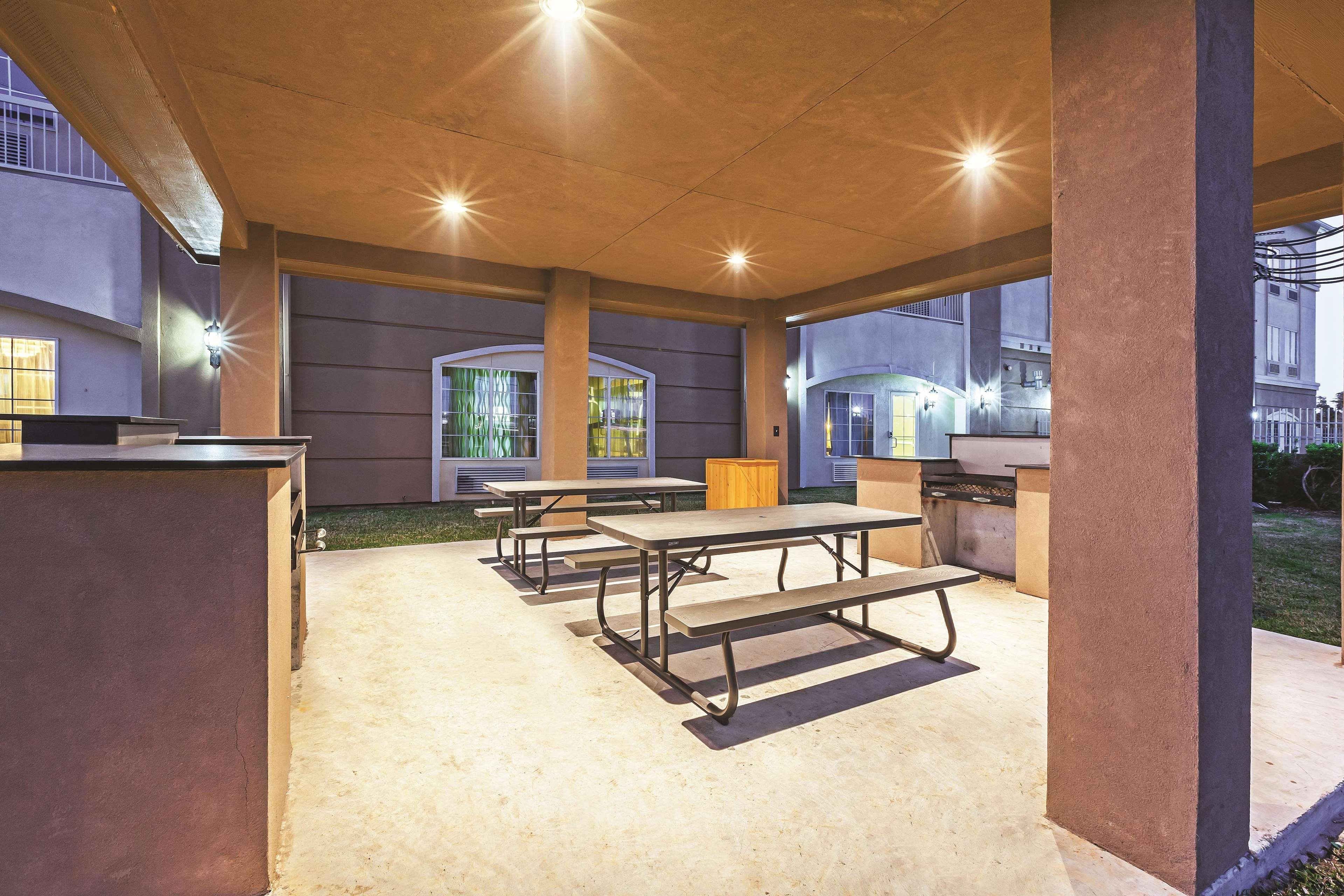 La Quinta By Wyndham Angleton Otel Dış mekan fotoğraf