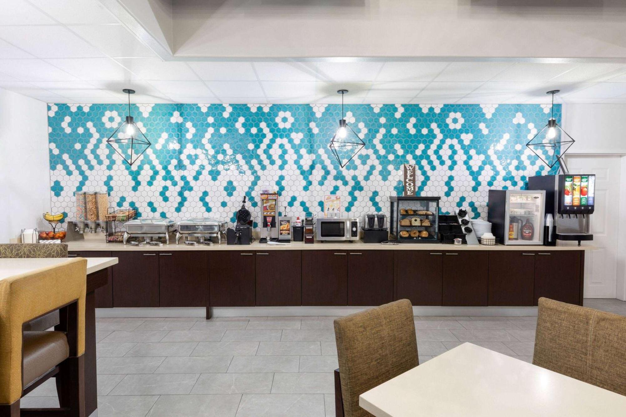 La Quinta By Wyndham Angleton Otel Dış mekan fotoğraf